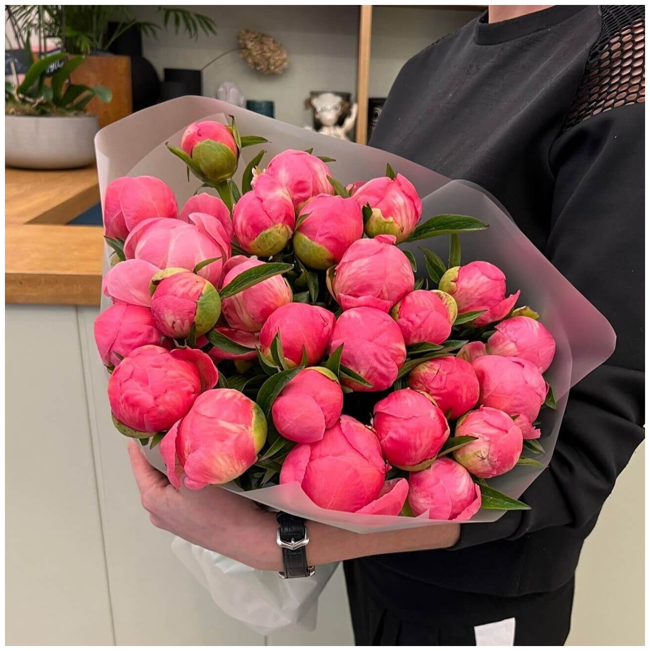 25 Коралловых Пионов в стильной коробке